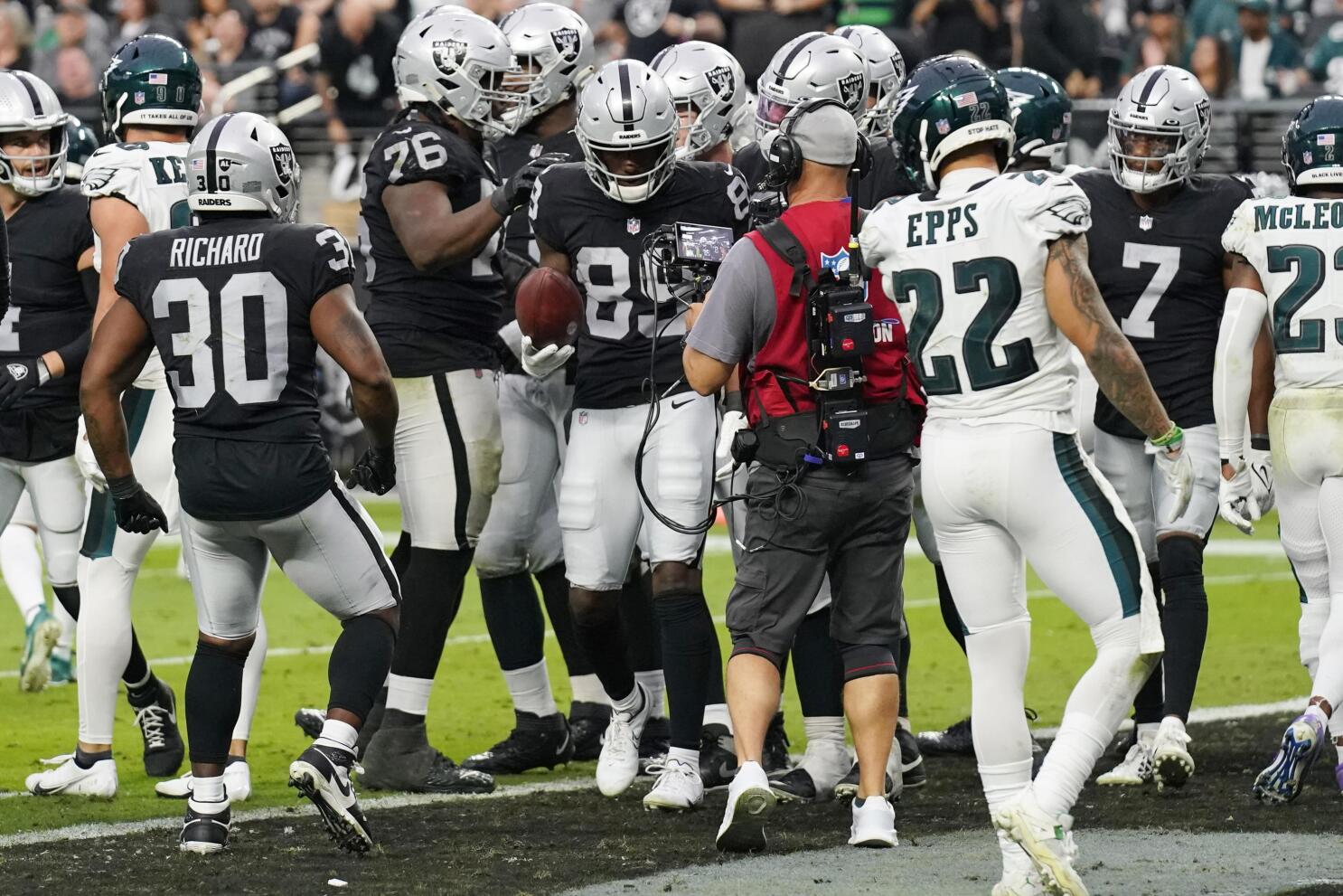 Raiders' offensive line dominant in win over Eagles
