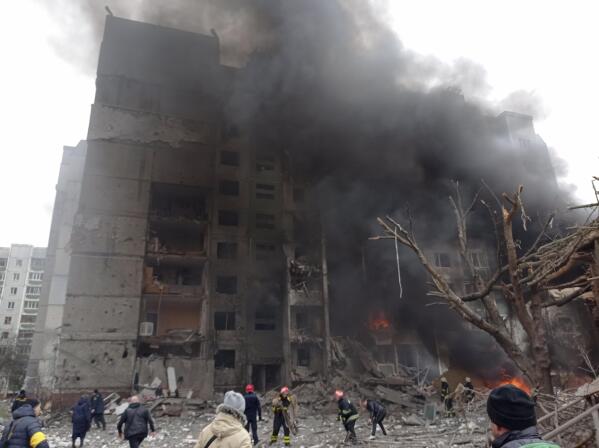Bomberos laboran para apagar un incendio en un edificio tras un bombardeo ruso, el jueves 3 de marzo de 2022, en Chernigiv, Ucrania. (AP Foto/Dmytro Kumaka)