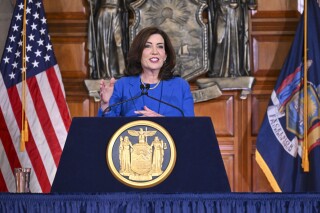 La gobernadora de Nueva York, Kathy Hochul, presenta su presupuesto en el Capitolio estatal, Albany, Nueva York, martes 16 de enero de 2024. (AP Foto/Hans Pennink)
