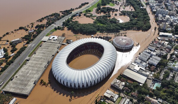 Ciudad de Brasil se queda sin suministros básicos tras fuertes inundaciones  | AP News