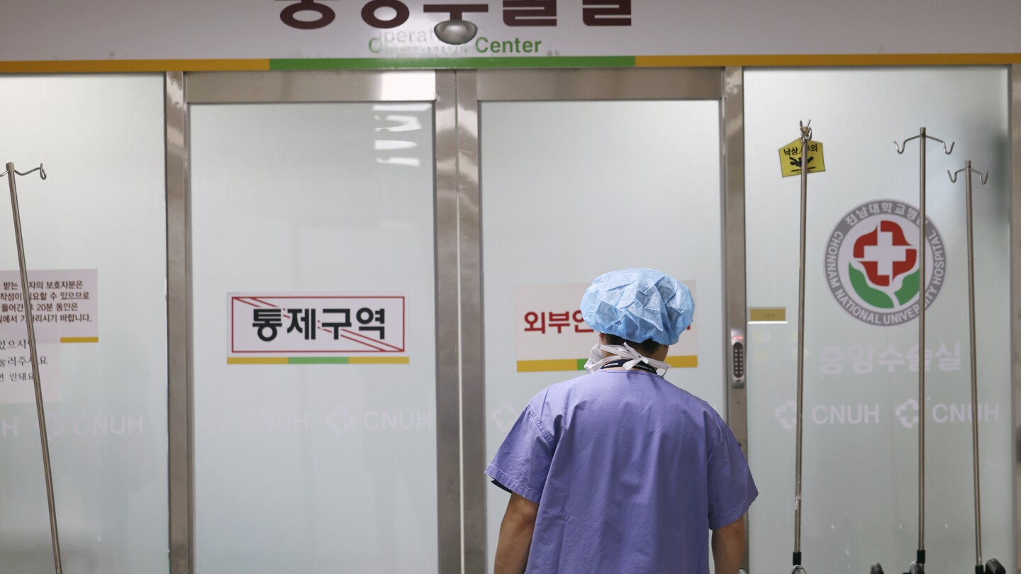 Какво следва за южнокорейските лекари, които са изправени пред спиране на лицензи поради напускане