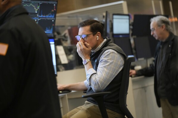 2025年3月4日火曜日、ニューヨークのニューヨーク証券取引所のオプションフロアで働く人々。(AP Photo/Seth Wenig)