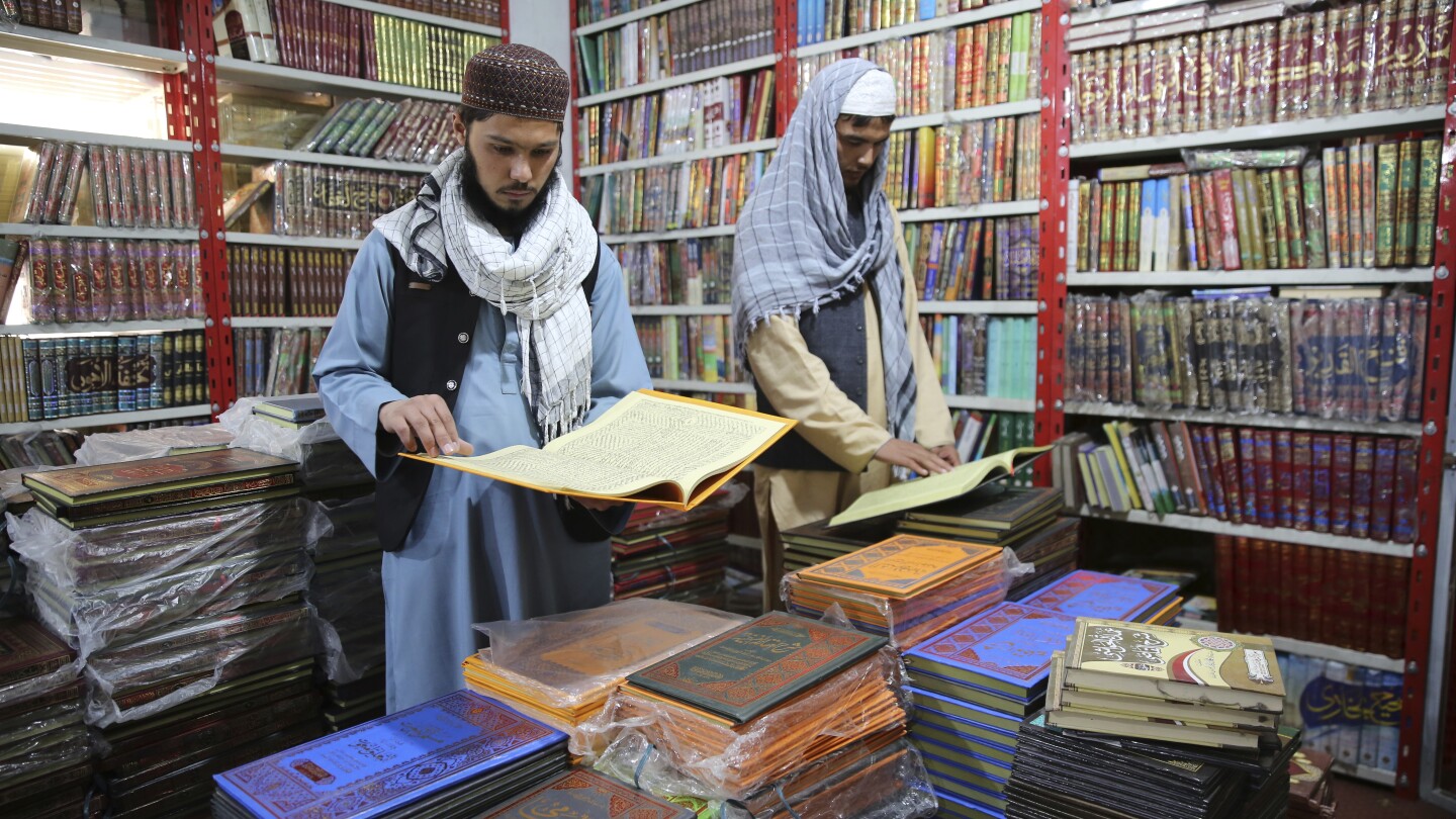 Телефони, ислямски книги и обмяна на валута. Някои фирми печелят пари от управлението на талибаните