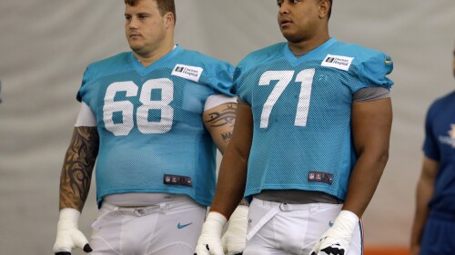 ملف - في صورة ملف 24 يوليو 2013 ، حرس Miami Dolphins حارس Richie Incognito (68) ومعالجته Jonathan Martin (71) يقفان في الملعب أثناء ممارسة كرة القدم NFL في Davie ، فلوريدا. تعاملت أكبر البطولات الرياضية المحترفة في الولايات المتحدة مع عدد قليل من قضايا الضرب على مدى العقد الماضي ، بدءًا من سلوكيات كرة القدم الهجومية في دوري كرة القدم الأمريكية.  (AP Photo / Lynne Sladky ، ملف)