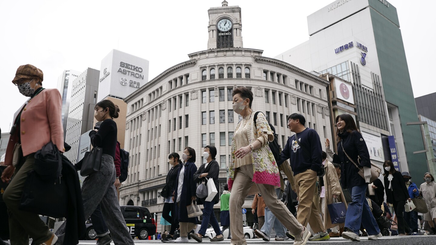 Икономиката на Япония се свива поради слаби потребителски разходи, автомобилни проблеми