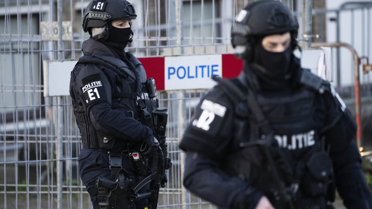 АМСТЕРДАМ АП — Холандски съд осъди 17 заподозрени във вторник
