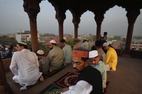 Muslims offer prayers at a mosque in New Delhi, India, Thursday, April 11, 2024. Some two hundred million Muslims make up the predominantly Hindu country's largest minority group. (Ǻ Photo/Manish Swarup)