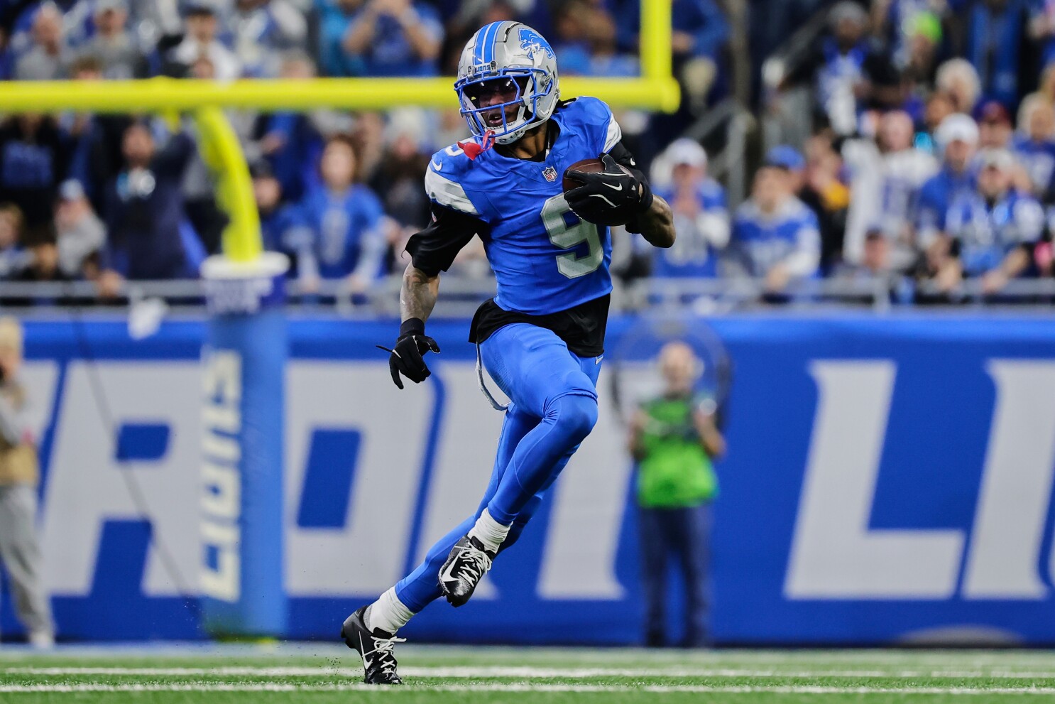 Lions exercise options to keep DE Aidan Hutchinson, WR Jameson Williams under contract through 2026