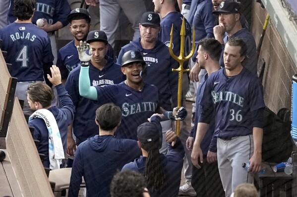 Julio Rodriguez reunites with an old friend after finally hitting 1st homer of season for Mariners