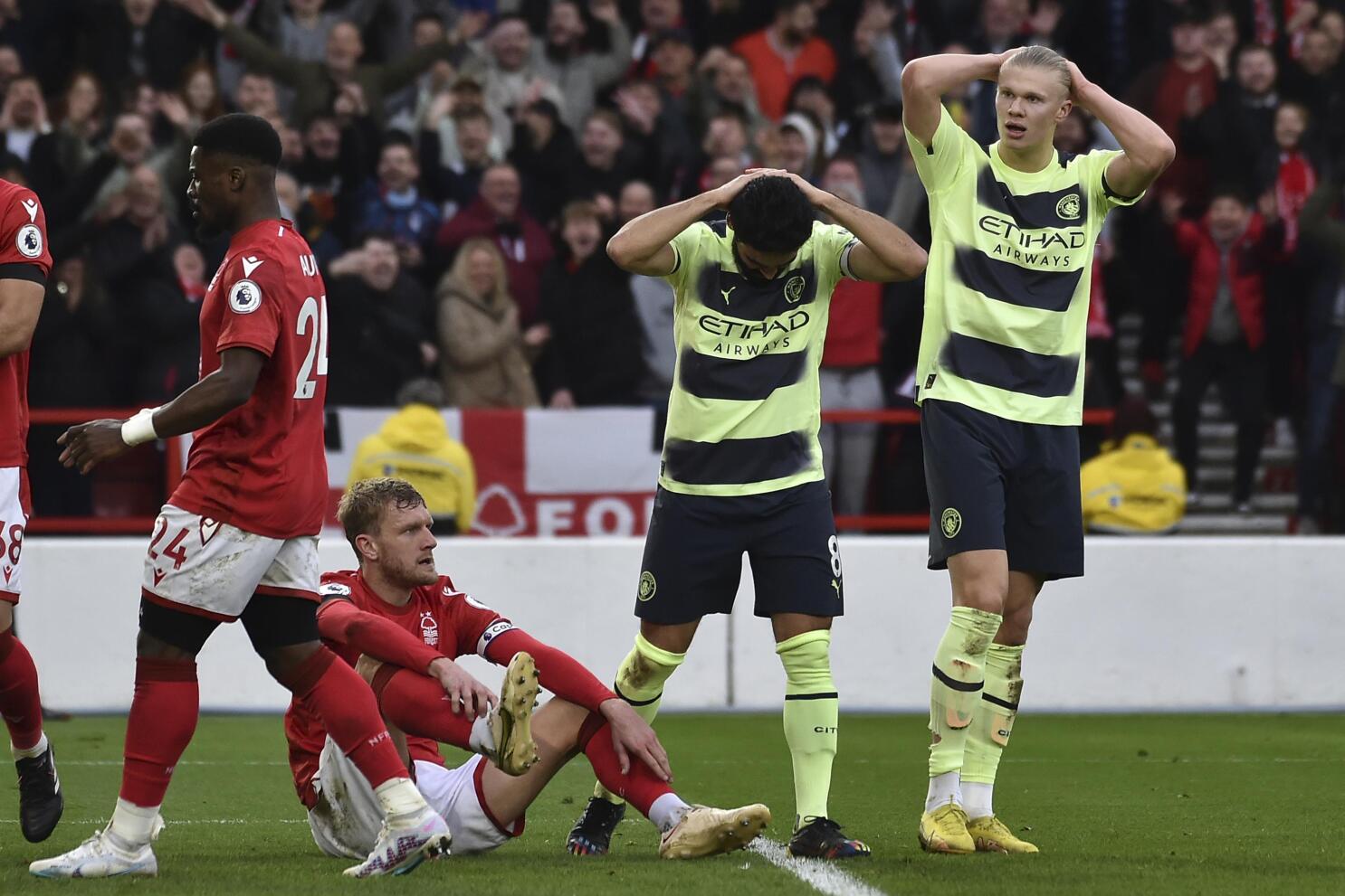 Man United frustrates Liverpool as Arsenal moves back on top of the Premier  League. Villa wins again –