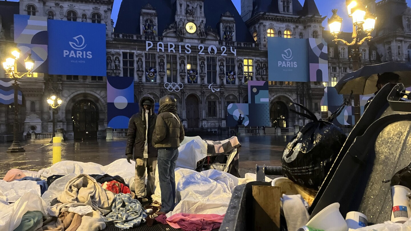 ПАРИЖ АП — Френската полиция изведе в сряда десетки мигранти