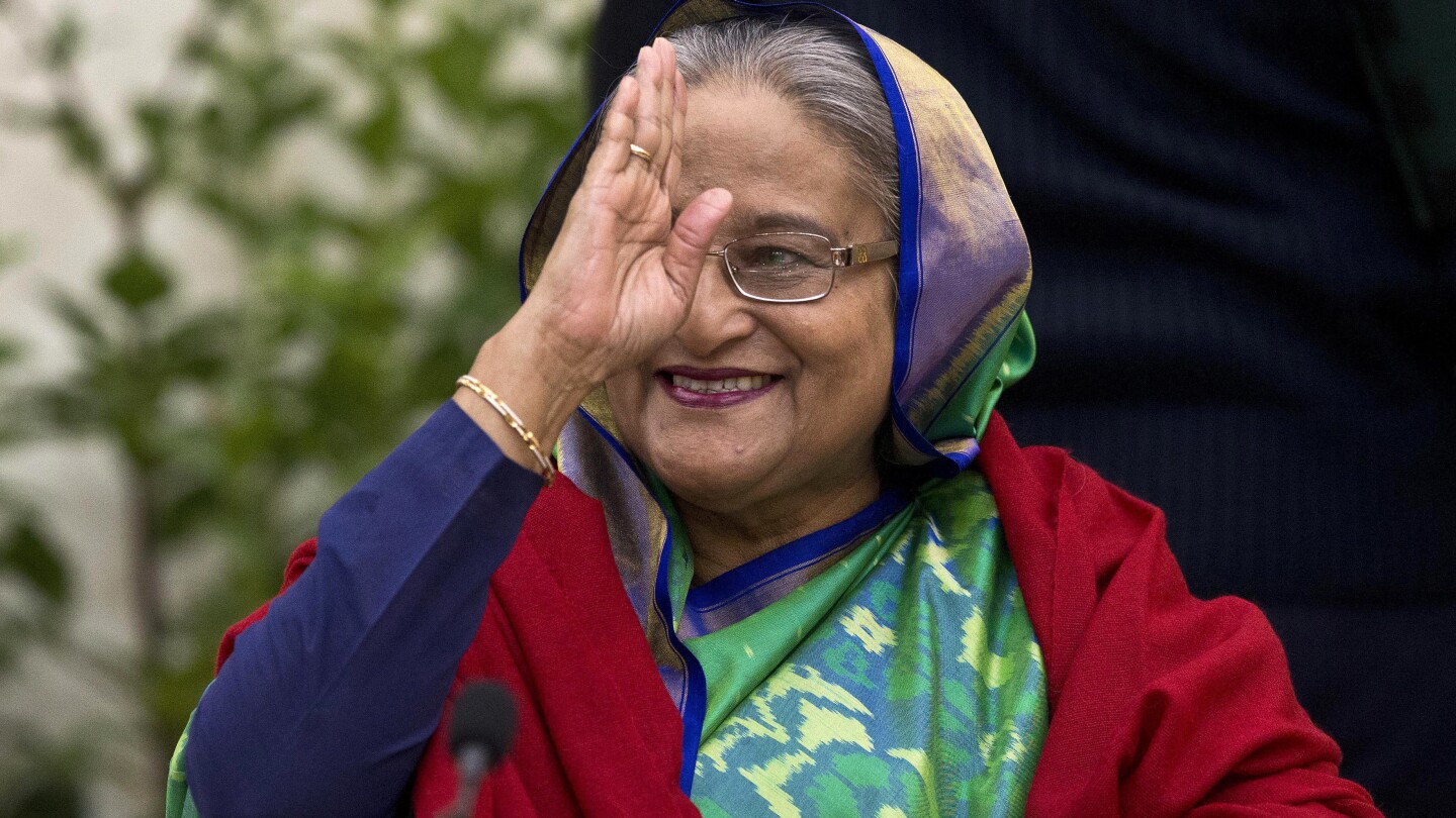 Шейх Хасина някога се бори за демокрация в Бангладеш. Нейните критици казват, че тя сега го заплашва