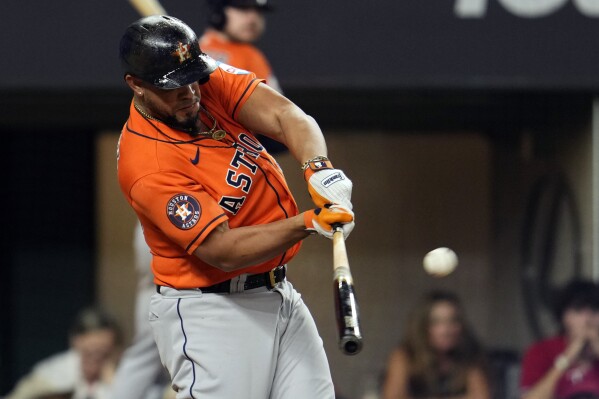 Kyle Tucker and Martín Maldonado power Astros past AL West-leading