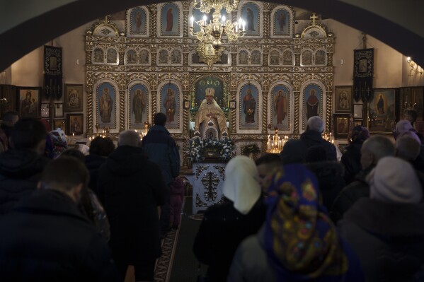 ФАЙЛ - Українці на різдвяній службі в православному храмі в Побриці, що на околиці Києва, 25 грудня 2022 року. У п'ятницю, 28 липня 2023 року, президент України Володимир Зеленський підписав закон про перенесення офіційних свят Різдва Христового на грудень.  25 січня Російська православна церква святкує день.  (Фото AP/Феліпе Дана, файл)