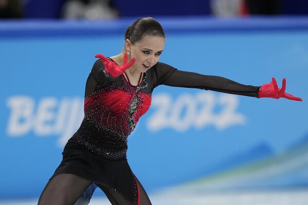 Isabeau Levito BARELY holds off Amber Glenn for lead in US Nationals short  program