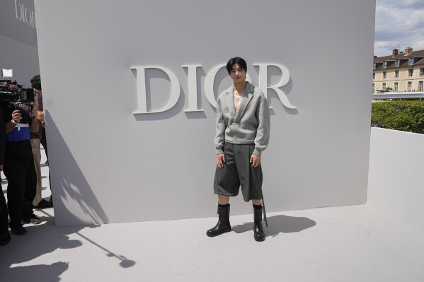 Paris Men's Fashion Week: How Dior Homme's Kim Jones paid tribute the  brand's 'New Look' 75 years on in his Winter 2022/23 menswear collection