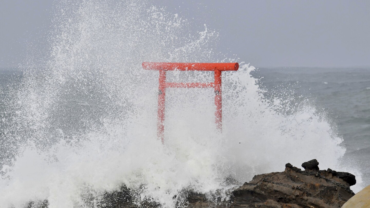 台風アンピルは鉄道の運行が再開され、大きな被害は出ていないため日本を離れつつあります