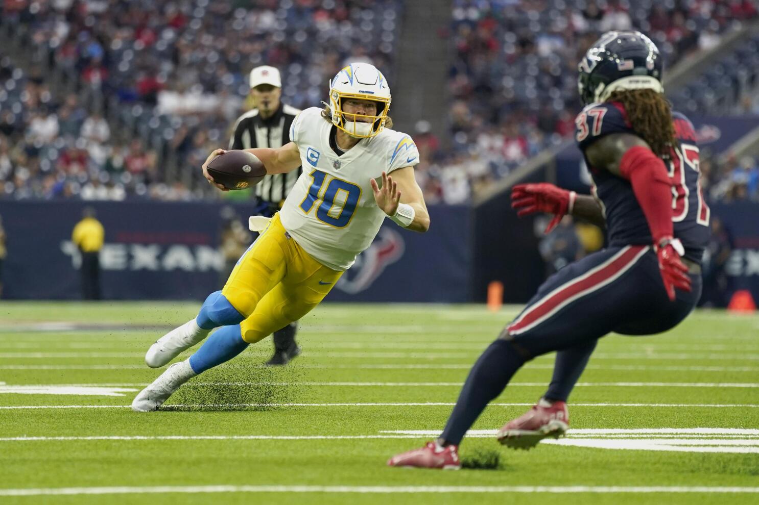 Justin Herbert keeps Chargers' playoff hopes alive with win over