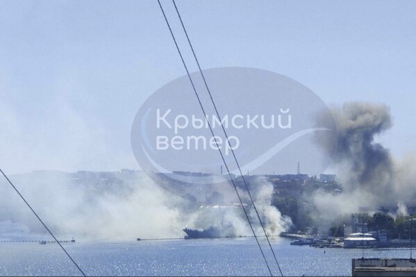 En esta imagen, tomada de un video publicado en internet, muestra humo en el cuartel general de la flota rusa en el Mar Negro, en Sebastopol, Crimea, el 22 de septiembre de 2023. (Canal de Telegram de Crimea vía AP)
