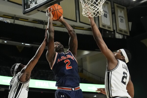 Auburn forward Jaylin Williams (2) shoots past Vanderbilt guard Ezra Manjon, left, and forward Ven-Allen Lubin (2) during the first half of an NCAA college basketball game Wednesday, Jan. 17, 2024 in Nashville, Tenn. (AP Photo/George Walker IV)