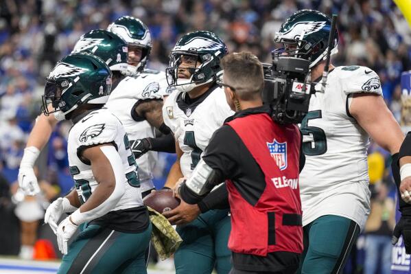 Jalen Hurts' late TD run gives Eagles 17-16 comeback win over