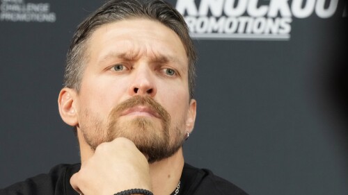 ФАЙЛ — Украинский чемпион по боксу в супертяжелом весе и действующий чемпион Александр Усик принимает участие в пресс-конференции в Варшаве, Польша, 10 июля 2023 года перед боем против британца Даниэля Дюбуа.  В четверг, 20 июля 2023 года, украинский футбольный клуб «Полесье Житомир» объявил о подписании контракта с непобежденным чемпионом мира в супертяжелом весе Александром Усиком на один сезон.  (AP Photo/Czarek Sokolowski, файл)