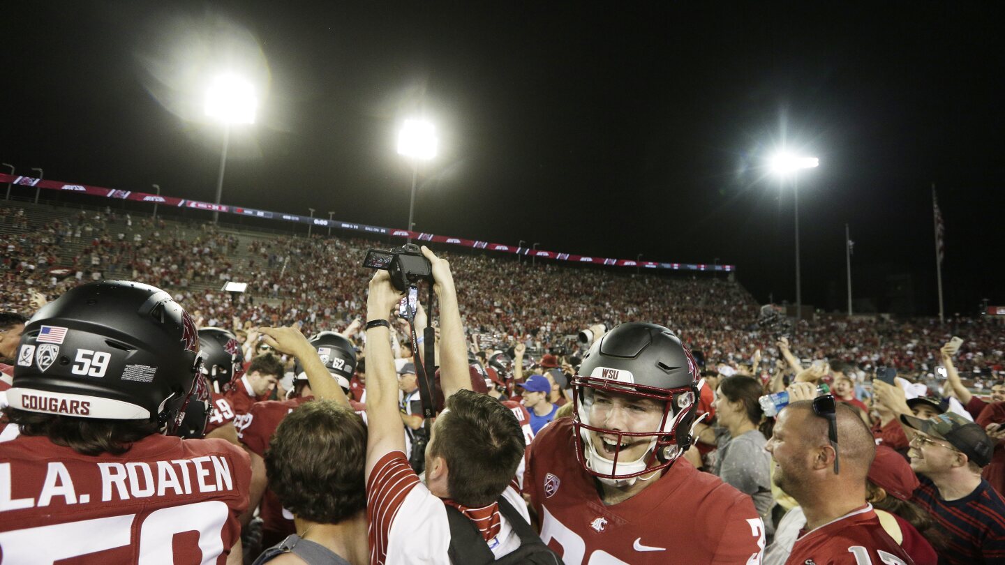 Facing uncertain future, Washington State upsets No. 19 Wisconsin 31-22