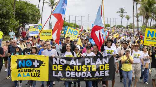 Una multitud se manifiesta contra una propuesta para aumentar el costo de la luz, el miércoles 28 de junio de 2023, en San Juan, Puerto Rico. (AP Foto/Alejandro Granadillo)
