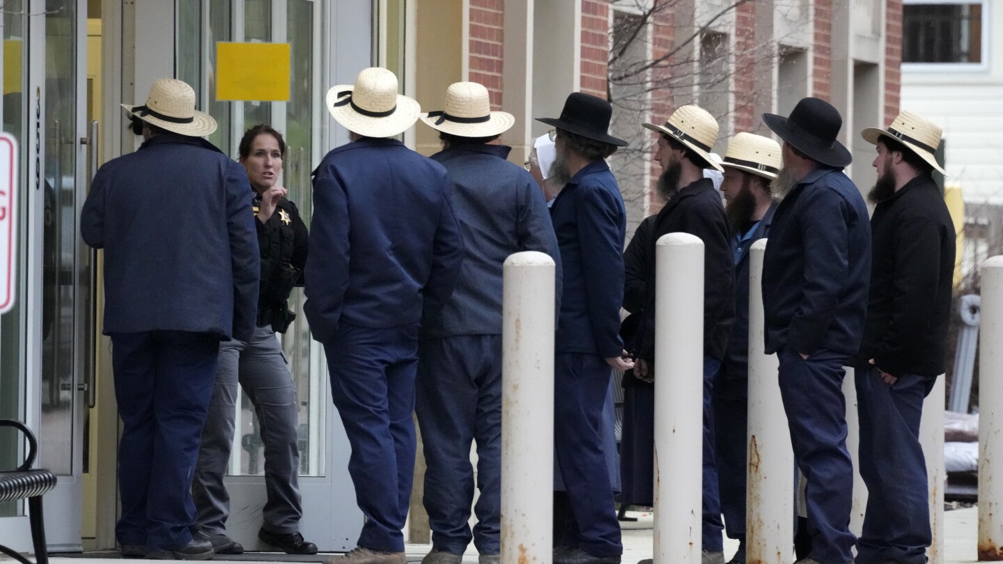 Оръжия и маратонки бяха иззети от мъж, обвинен в убийството на бременна жена от амишите, съобщи полицията
