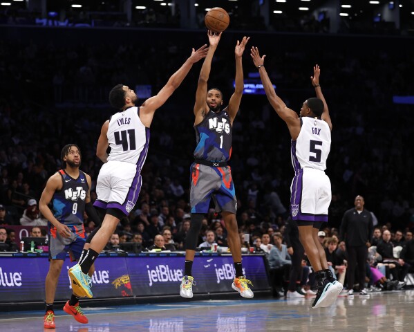 Sabonis' 61st straight double-double sparks Kings' 107-77 rout of