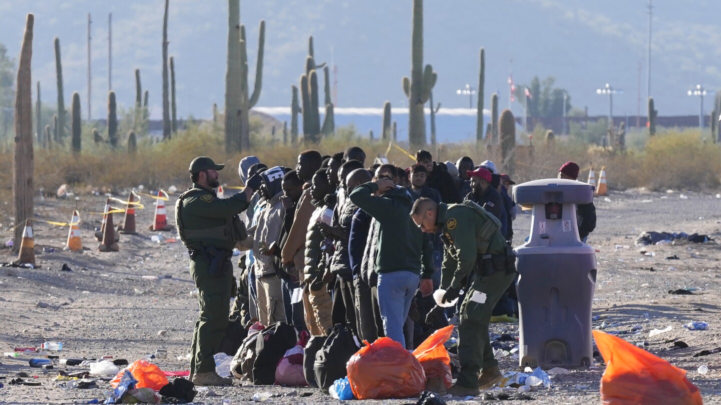Smugglers Bring Migrants To Arizona Border Crossing Overwhelming Us Agents Ap News 