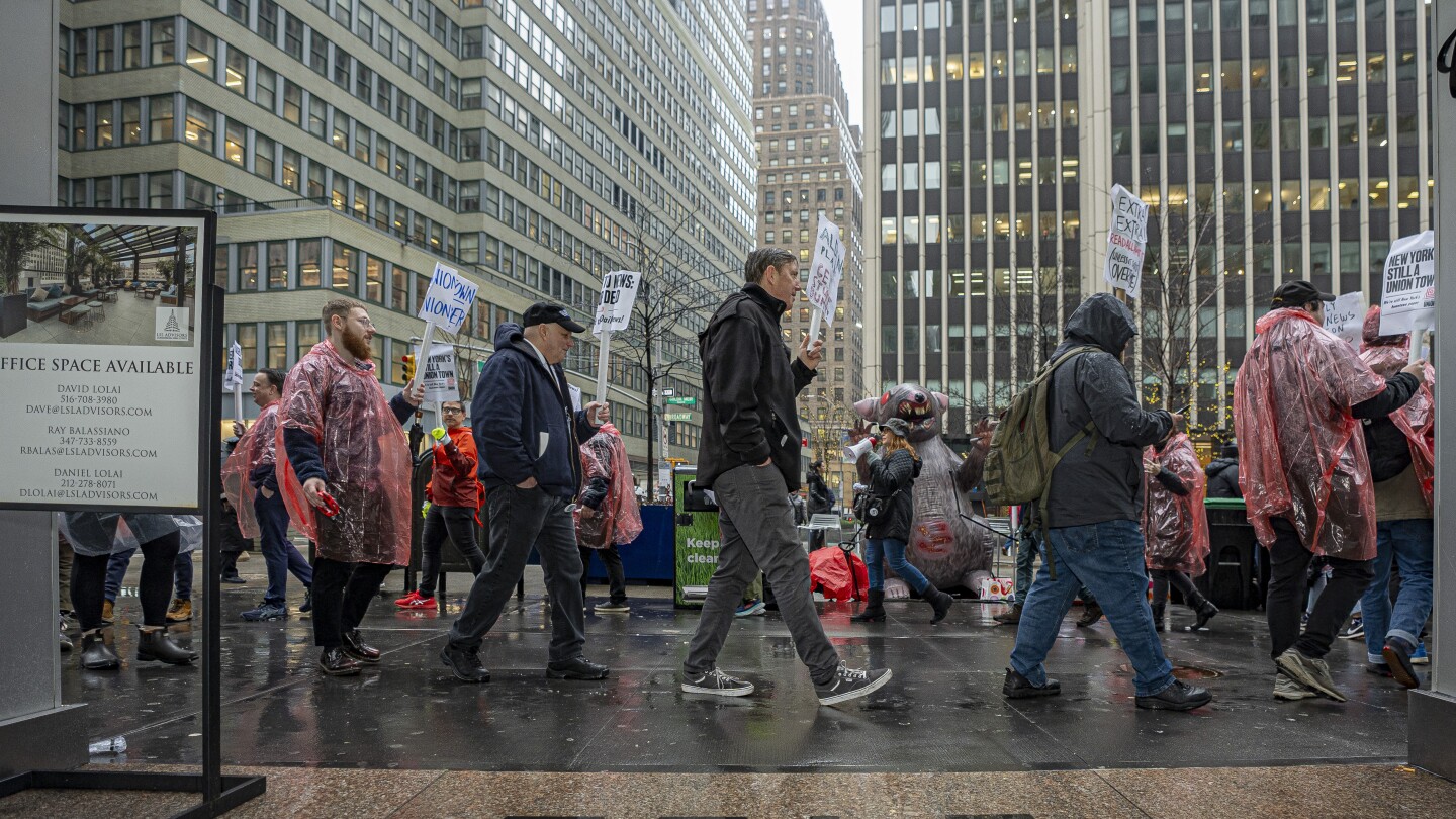 Медийни работници стачкуват в знак на протест срещу съкращенията в New York Daily News, Forbes и Condé Nast