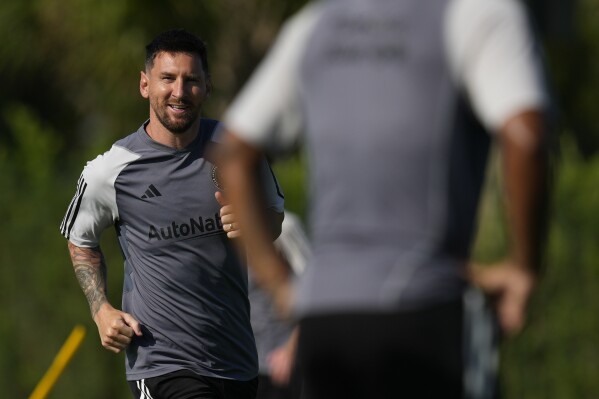 Lionel Messi takes to the practice field for first time since