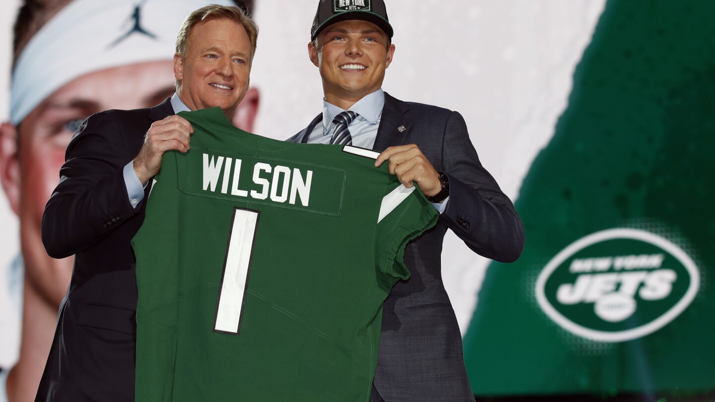 Les Jets échangent le quart-arrière Zach Wilson aux Broncos, selon une source de l’AP