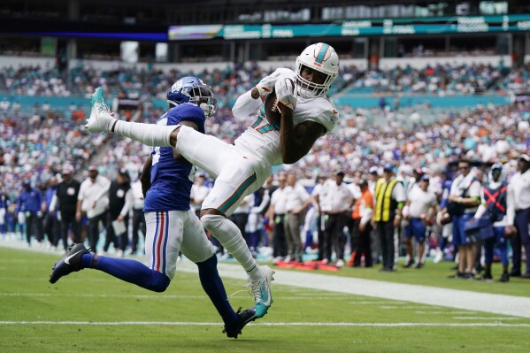 New York Giants cornerback Jason Pinnock (27) takes the field to