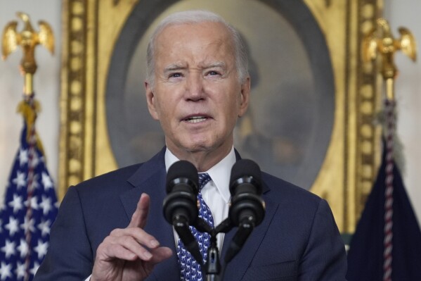 El presidente Joe Biden habla en la Sala de Recepción Diplomática de la Casa Blanca, el jueves 8 de febrero de 2024, en Washington. (Foto AP/Evan Vucci)