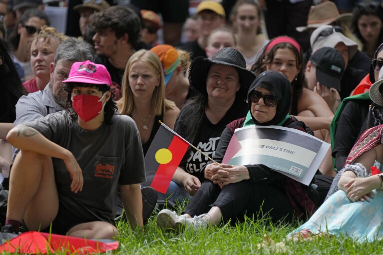 Ludzie biorą udział w proteście na rzecz rdzennych Australijczyków podczas Dnia Australii w Sydney, piątek, 26 stycznia 2024 r. (AP Photo/Rick Rycroft)