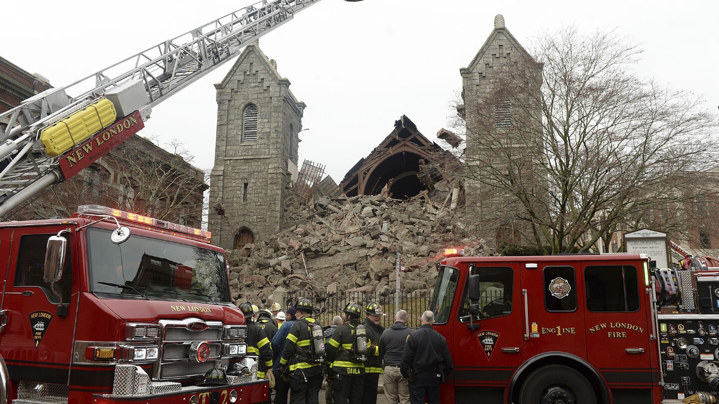 Камбанария на историческа църква в Кънектикът се срути, няма съобщения за наранявания