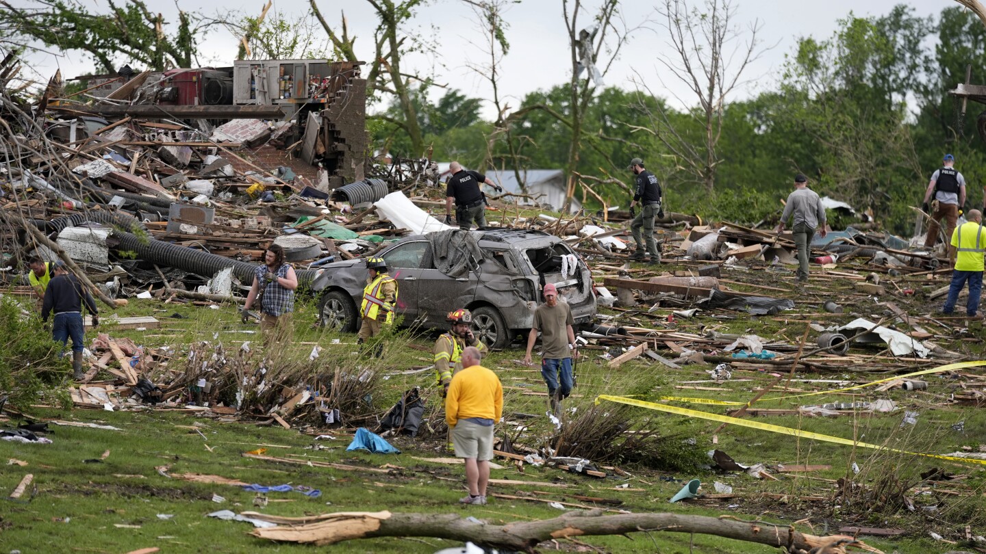 Торнадо уби много хора в Айова, докато мощни бури отново връхлетяха Средния Запад