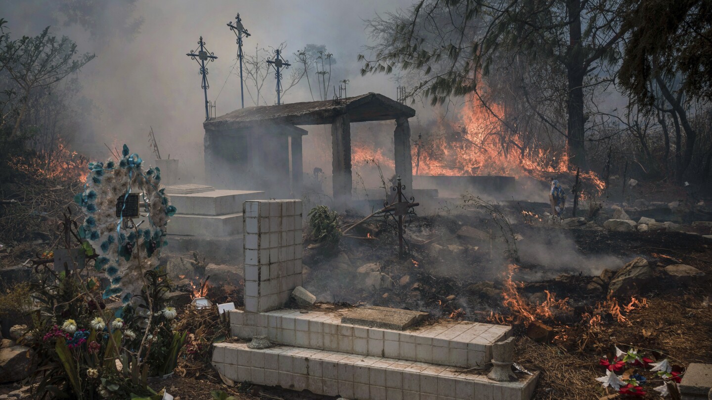 22 28 март 2024 г Горски пожари в Мексико изгориха гробище във