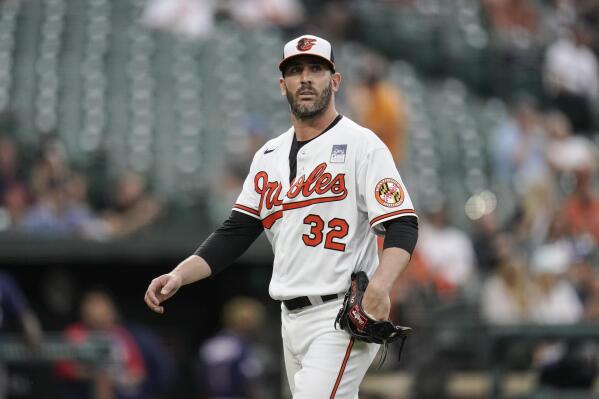 Baltimore Orioles starting pitcher Matt Harvey (32) throws a pitch