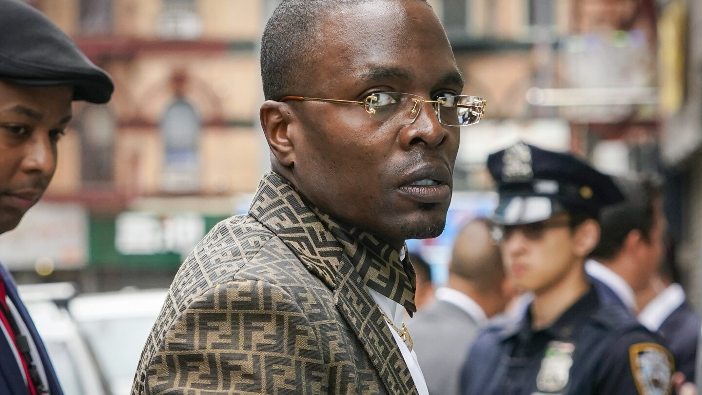 Проповедник от Бруклин отива на съд по обвинения в измама Прокурорите казват, че е подхранвал охолен начин на живот