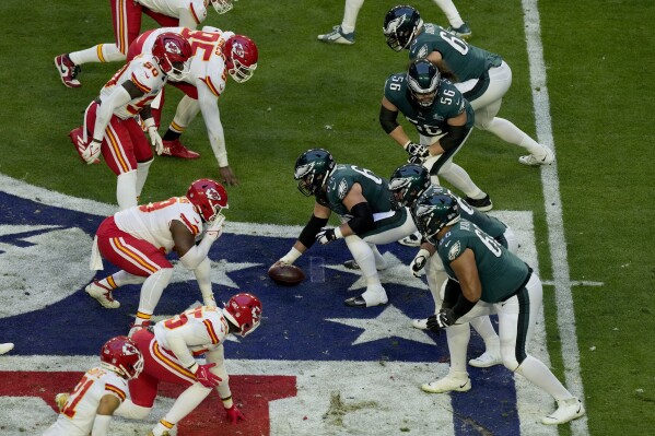 The Center des Eagles in Philadelphia, Jason Kelce (62), is preparing to break the ball in the first half of the NFL Super Bowl 57 football match against the Kansas City chiefs on Sunday, February 12, 2023, in Glendale , Arizona (AP photo / Charlie Riedel, Remove)