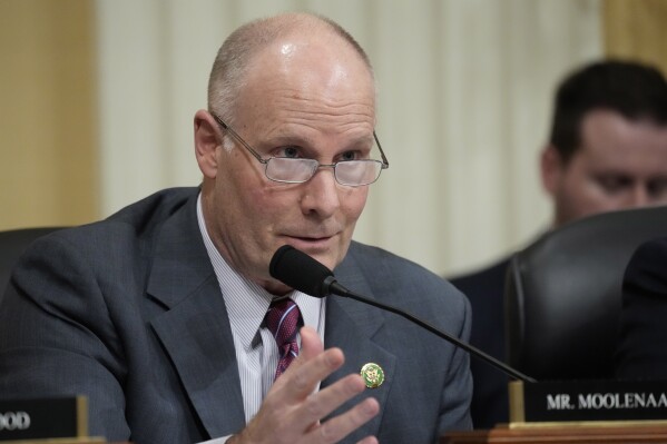 O deputado John Moolenaar, R-Mich., Pergunta testemunhas durante uma audiência sobre o Capitol Hill, 28 de fevereiro de 2023, em Washington. (AP Photo/Alex Brandon, arquivo)