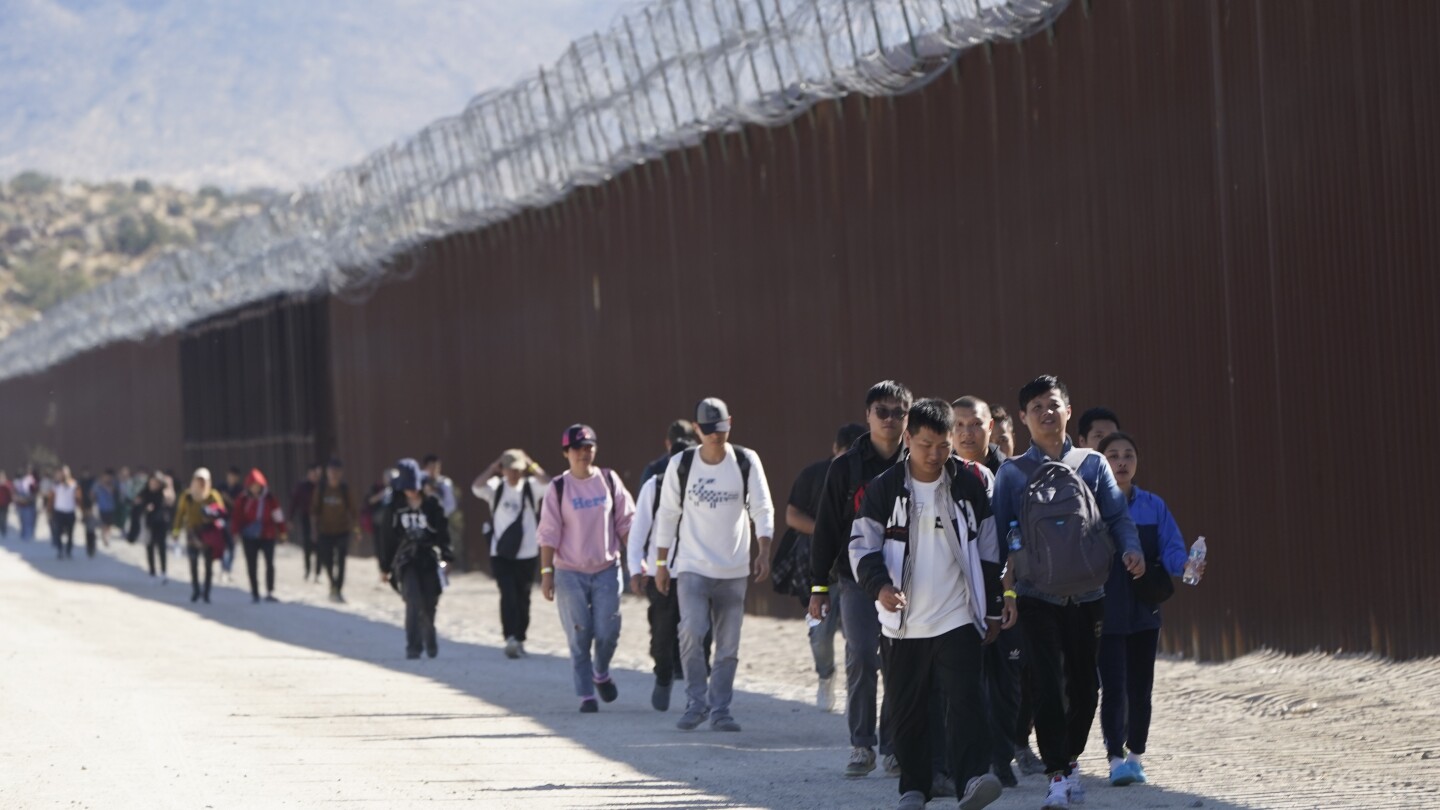 Китай и САЩ възобновиха сътрудничеството по депортирането, тъй като китайските имигранти нахлуха от южната граница