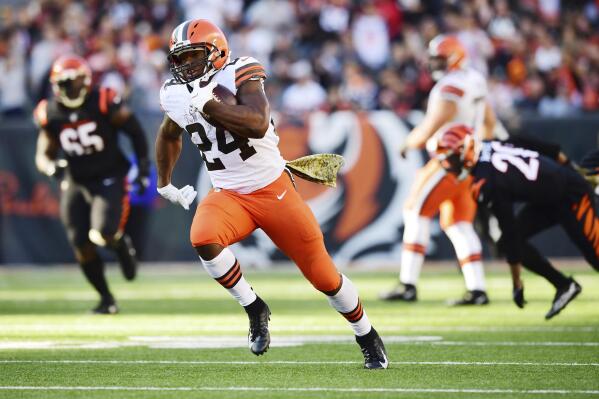 AP source: Browns RB Chubb tests positive for COVID-19