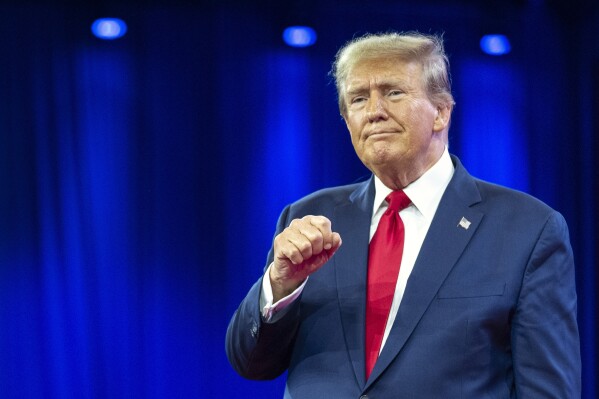 El aspirante a la candidatura republicana a la presidencia y expresidente Donald Trump hace un gesto a su salida de la conferencia conservadora CPAC 2024 en National Harbor, en Oxon Hill, Maryland, el sábado 24 de febrero de 2024. (AP Foto/Alex Brandon)