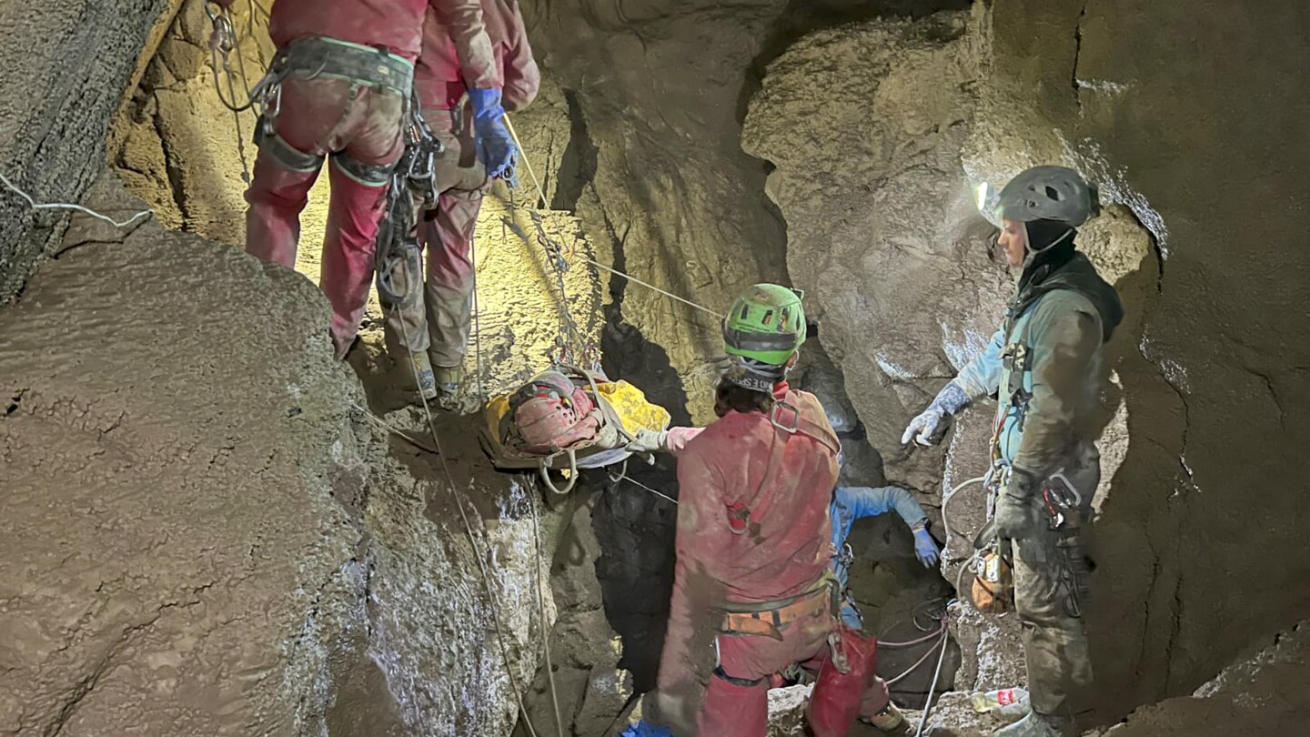 American researcher has been rescued from deep Turkish cave more than a week after he fell ill
