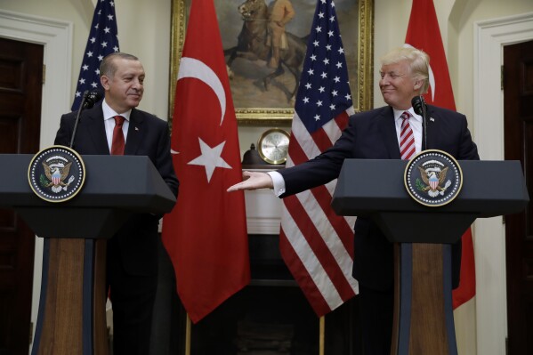 ARCHIVO – El entonces presidente de EE.UU. El presidente Donald Trump extiende la mano al presidente turco, Recep Tayyip Erdogan, en la Casa Blanca en Washington, el martes 16 de mayo de 2017. Mientras estuvo en el poder, Trump se burló de los líderes de algunas naciones amigas y elogió a autoritarios como Erdogan. A medida que aumentan las posibilidades de una revancha entre Joe Biden y Trump en la carrera por las elecciones presidenciales de Estados Unidos, los aliados de Estados Unidos se preparan para un viaje lleno de baches. (AP Foto/Evan Vucci, Archivo)