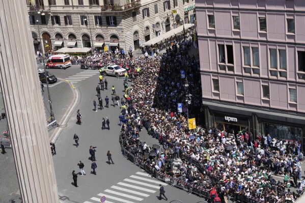 Los fieles se reúnen para seguir el funeral del papa Francisco en la Basílica de Santa María la Mayor en Roma, el sábado 26 de abril de 2025. (AP Foto/Luca Bruno)